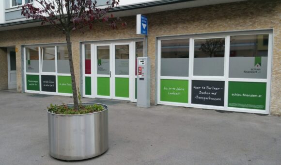 Sichtschutz und Auslagenbeschriftung fuer schlau finanziert in Villach