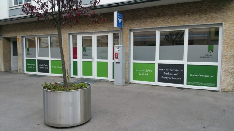 Sichtschutz und Auslagenbeschriftung fuer schlau finanziert in Villach