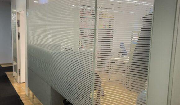 Sichtschutzfolie Streifen Buero Wien 00002