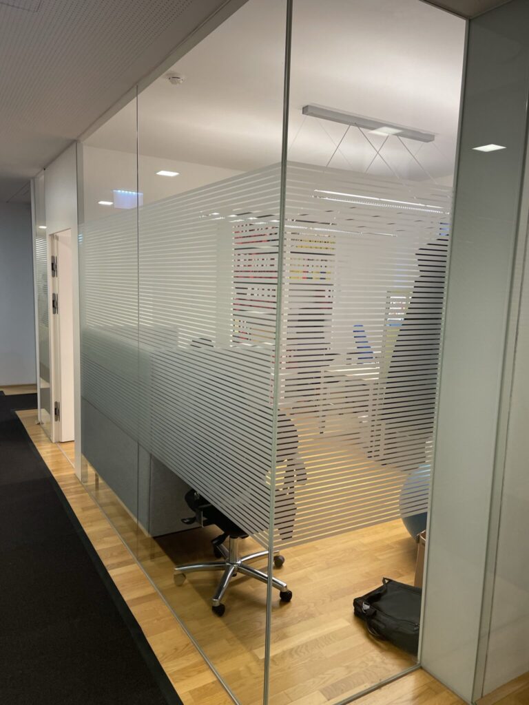 Sichtschutzfolie Streifen Buero Wien 00002